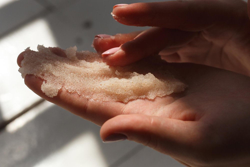 exfoliación con sal y aceite cirugía estética exfoliación de manos masaje de manos femeninas