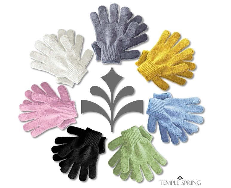 guantes exfoliantes de colores colocados como una flor