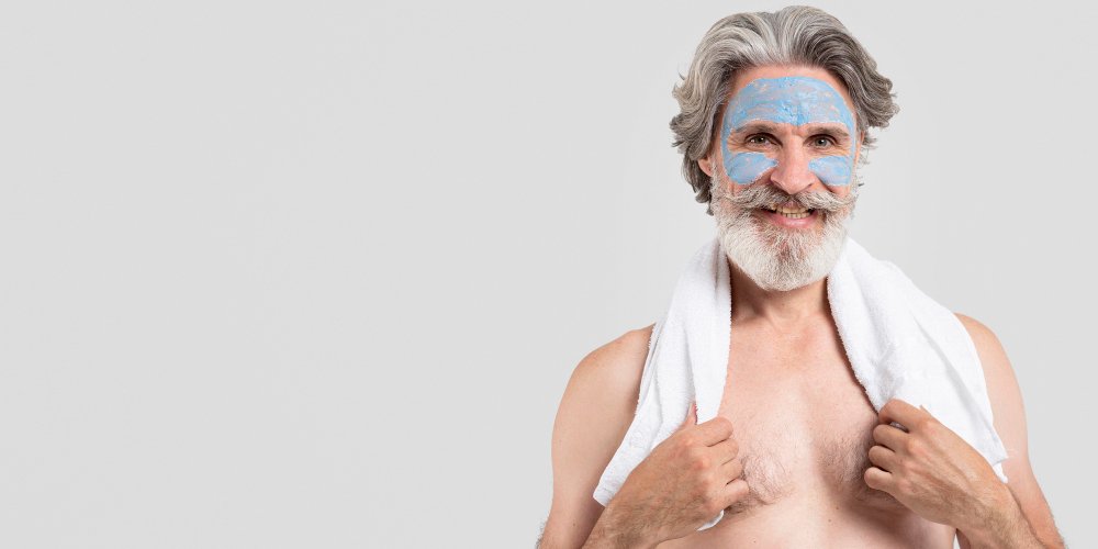 hombre mayor sonriente con mascarilla y toalla