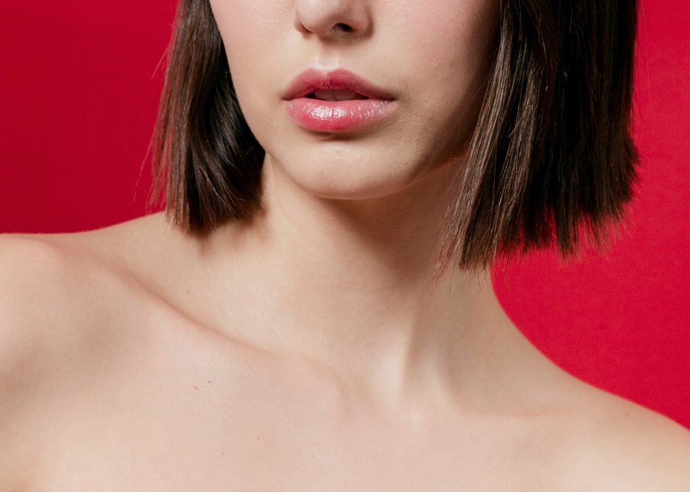 mujer joven con labios bonitos recién exfoliados