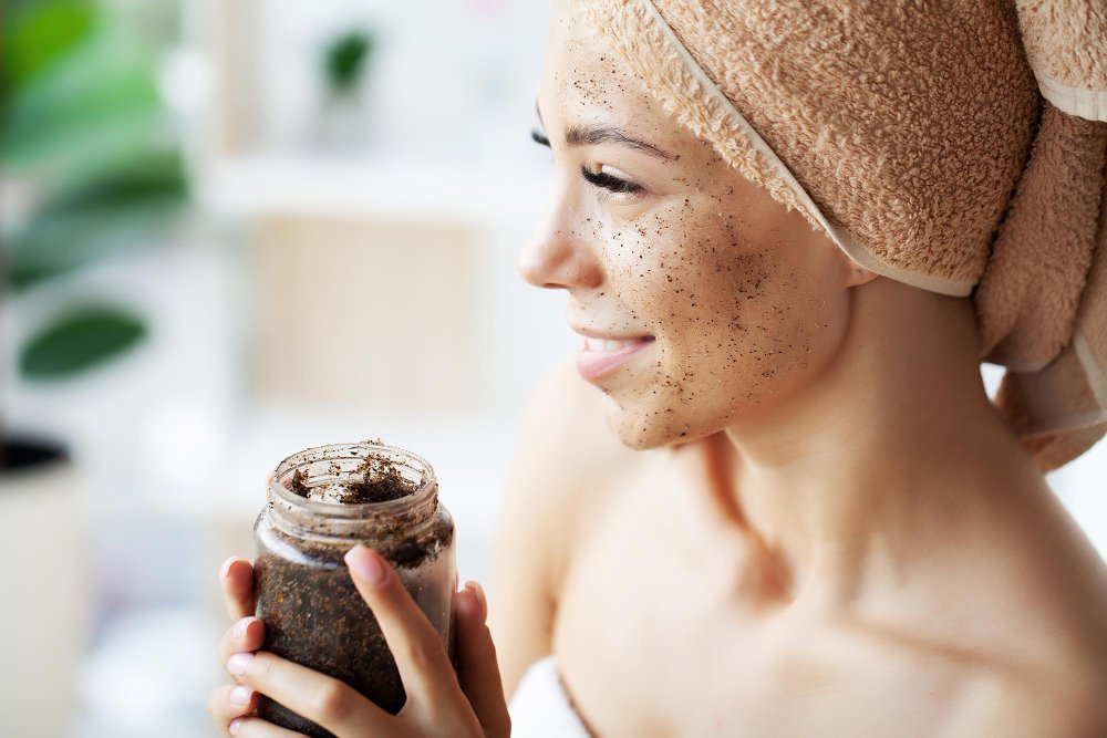 mujer aplica exfoliante de café en la cara