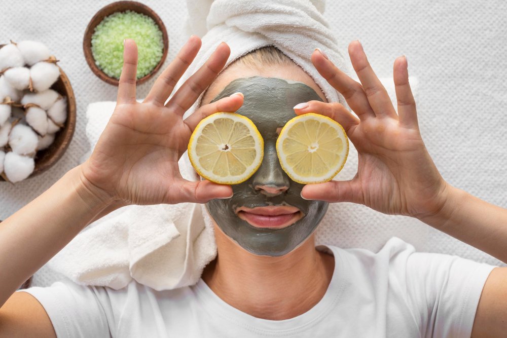 mujer vista superior exfoliación puntos negros y relajándose con rodajas de limón