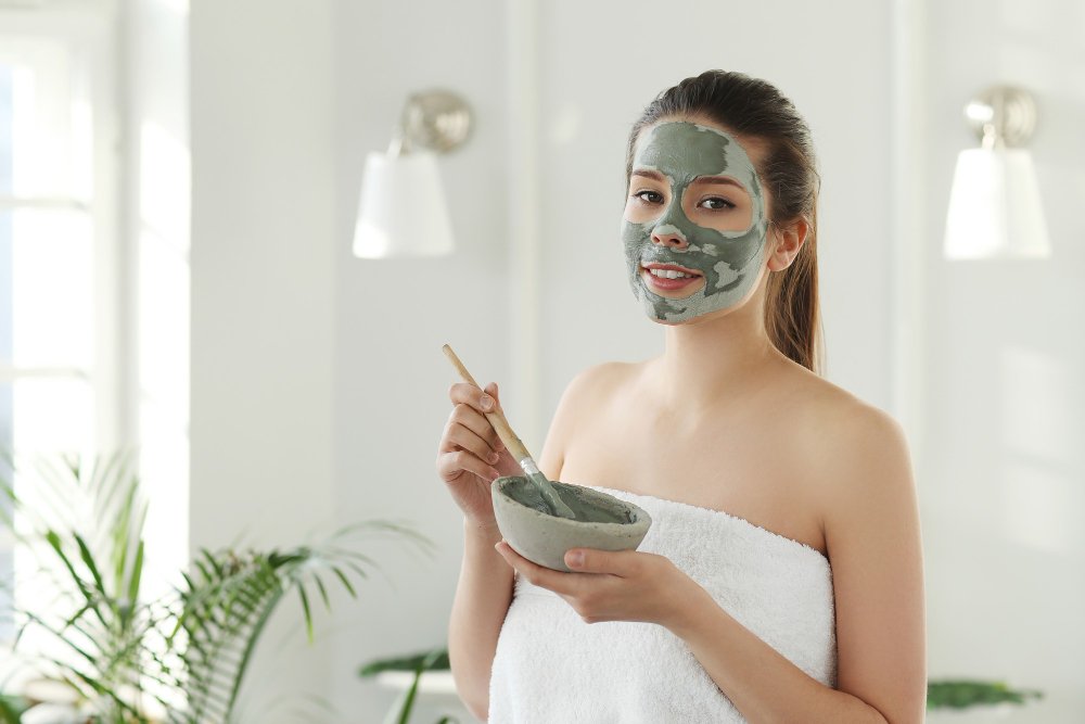 Mujer aplicándose un exfoliante natural en su cara