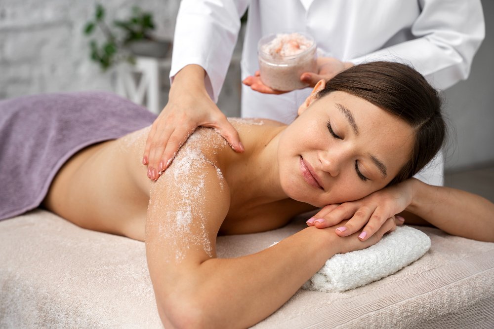 exfoliación corporal de una mujer en un salón de belleza
