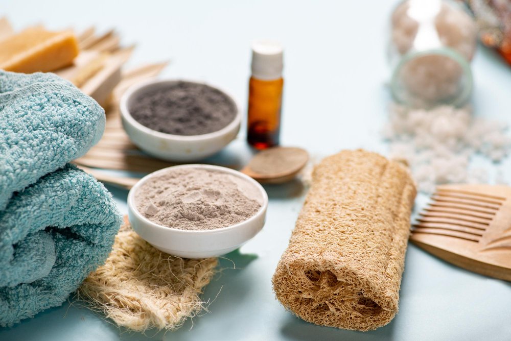 toalla y dos cuencos con ingredientes naturales para exfoliación