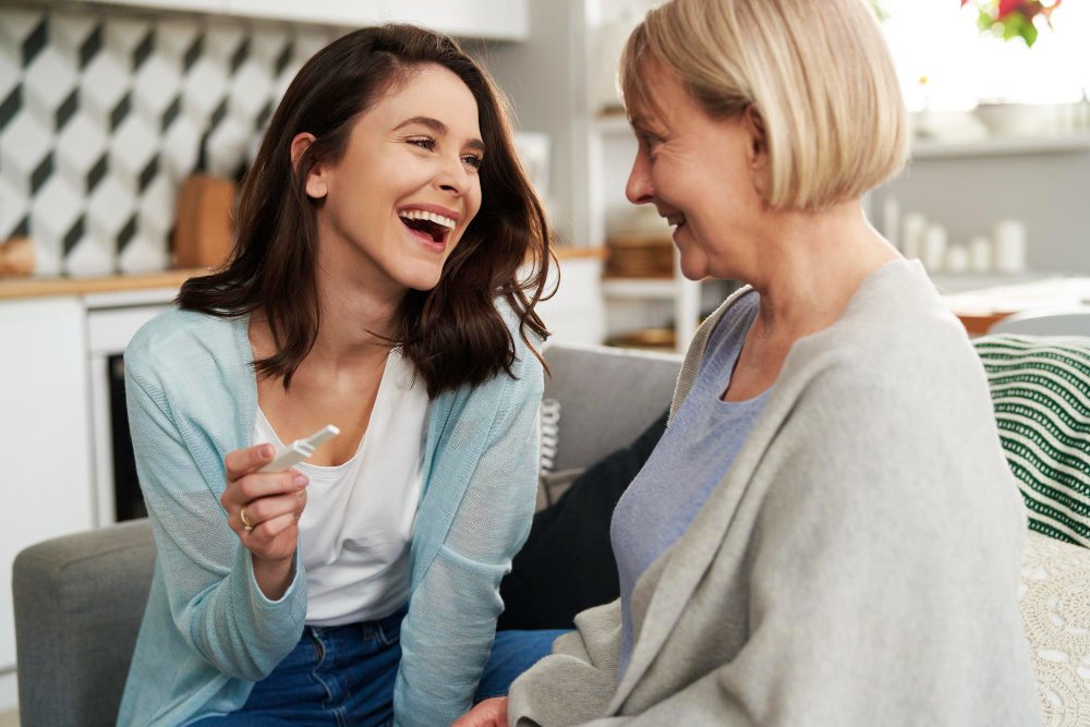 dos mujeres sonriendo